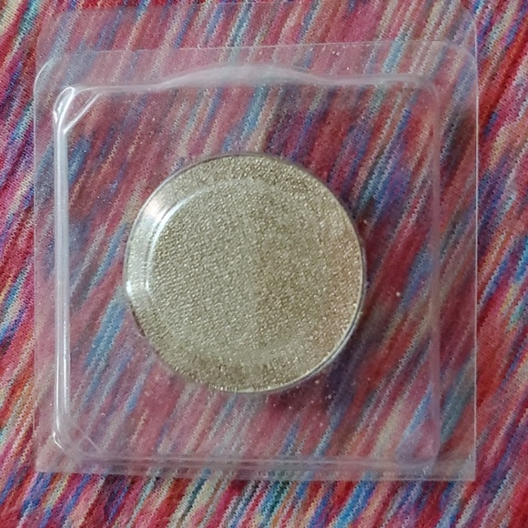 Younique Eye Shadow in Alive - Picture 2 of 3